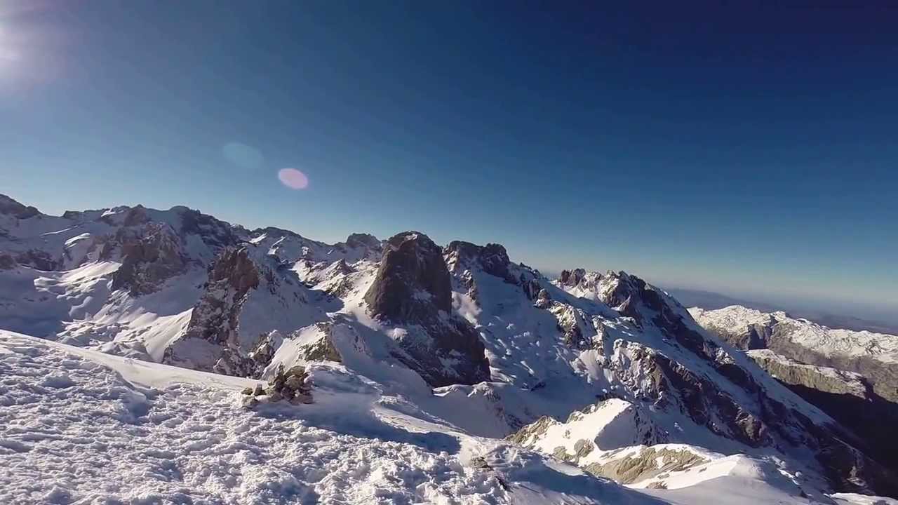 Panorámica invernal Picos de Europa desde Peña Castil (Asturias)