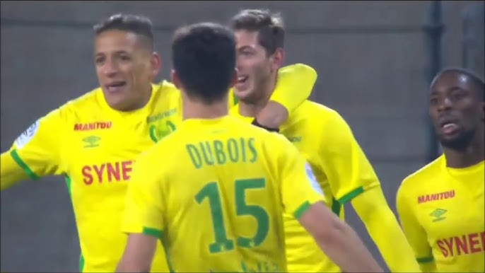 VS Jogadores - Você sabia❓Que o ex atacante Emiliano Sala, jogou no Caen da  França 🇫🇷 na temporada 2014/2015 🎂 Idade: —- 📏 Altura: 1,87 cm. 📸  Instagram: @emilianosala9 ❤️ Time de