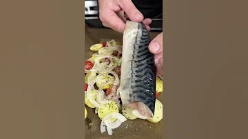 Скумбрия в духовке с молодой картошечкой