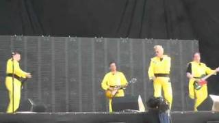 Devo live at Lollapalooza 2010- UNCONTROLLABLE URGE