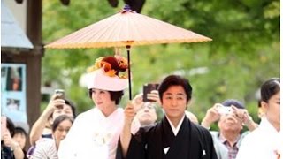 片岡愛之助＆藤原紀香 京都上賀茂神社「本殿」で相合い傘挙式　白無垢は友禅
