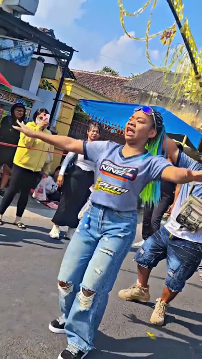 Download lagu Pokok e mbak desi afrika liane mbak desi afrika mboten #karnaval #desiafrika #soundhoreg