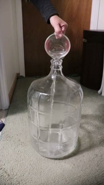 Cómo limpiar una botella de cristal por dentro