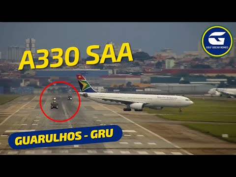 A330 da South African Airways realiza pouso acompanhado por bombeiros na pista principal