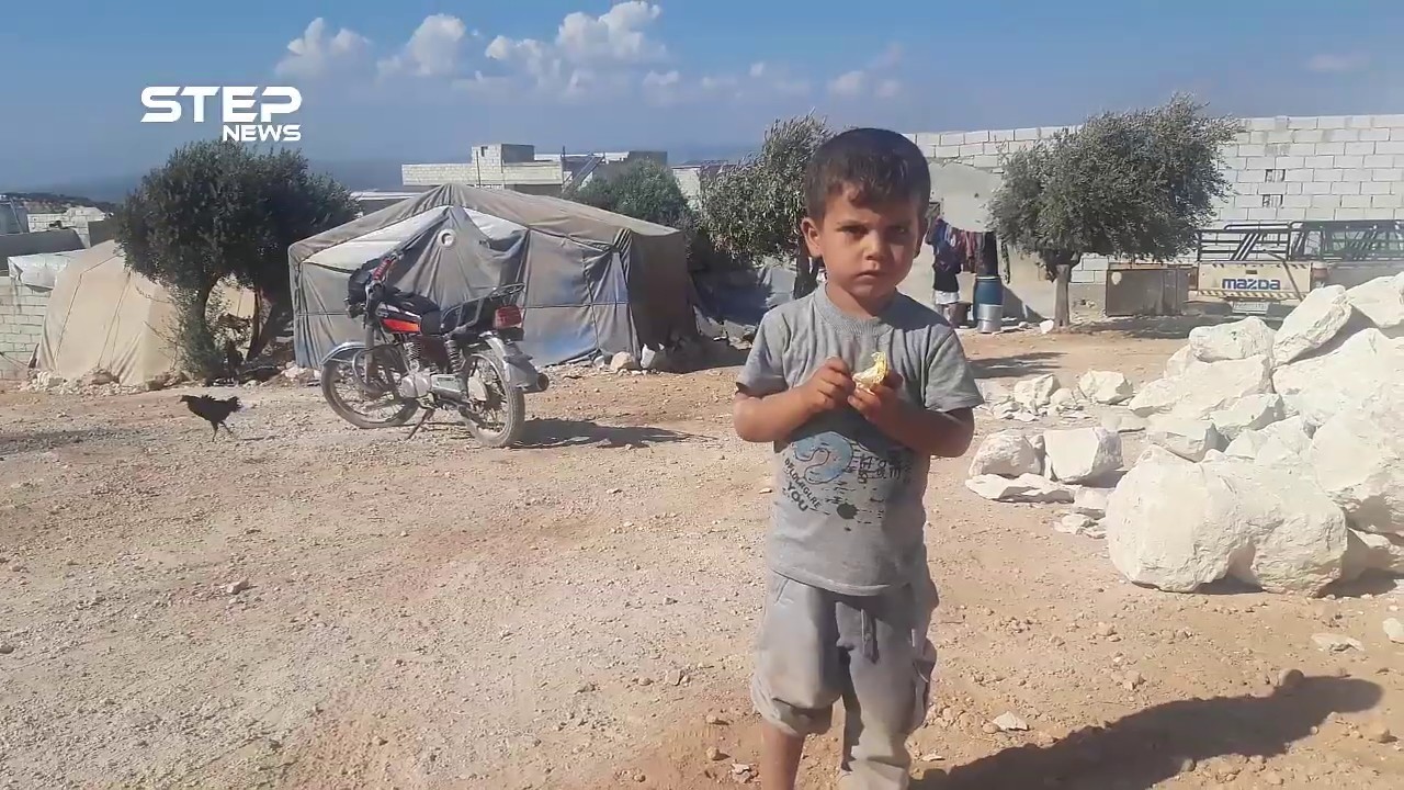 ببعض البطانيات والعوازل والخيام المهترئة تعيش عشرات العوائل في دير حسان