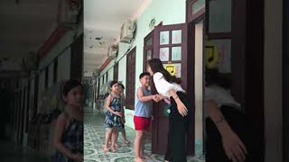 Teacher Greets Her Kindergarten Students in an Adorable Way || ViralHog