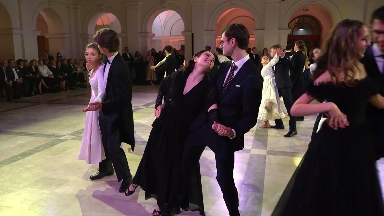 Uczniowie Liceum im. Staszica w Warszawie zatańczyli walca do melodii Shostakowicza „Second Waltz”