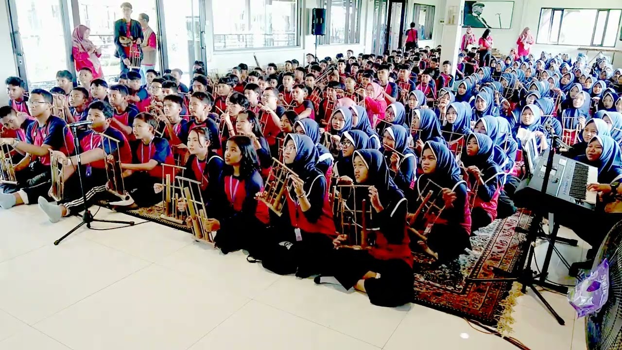SMP Pagedangan 1 Tangerang Bermain #Angklung di Bale Seni Barli   #Kotabaruparahyangan