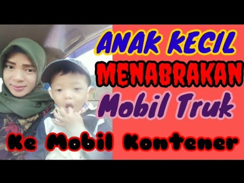  Anak  kecil  tabrakan mobil Truk  Mainan  ke mobil kontener 