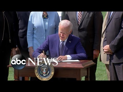 Biden signs electric car executive order, praises autoworkers.