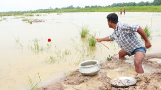 Fishing Video || The Brave Boy Showed Everyone His Best Fishing Technique In The Dangerous River