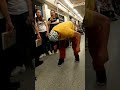 Парень КРУТО танцует в метро