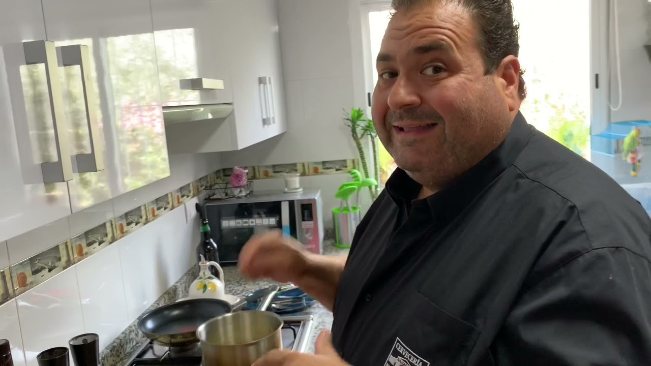 Calamar plancha con su propia tinta y piñones