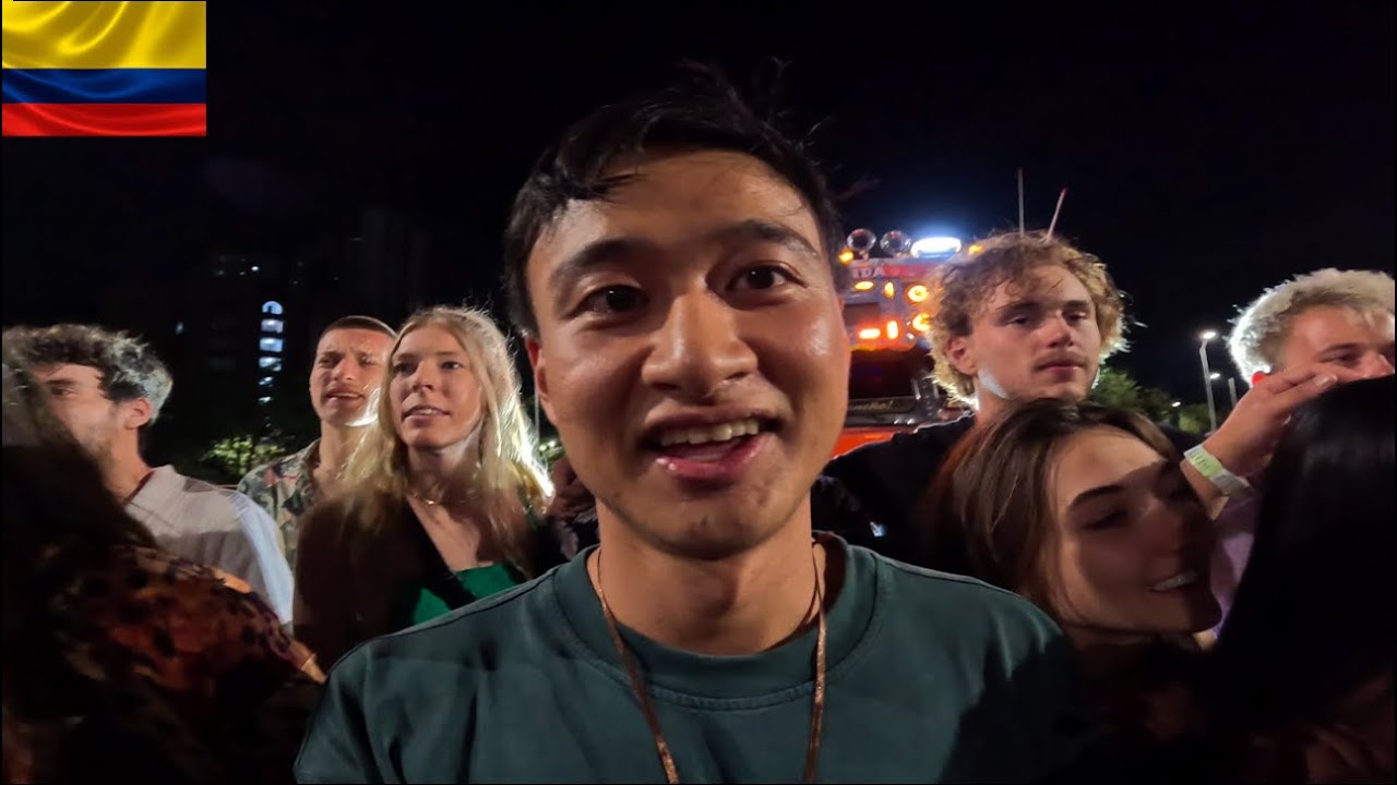 Crazy Party Bus with Strangers in Colombia 🇨🇴