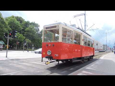 Zabytkowy tramwaj przez