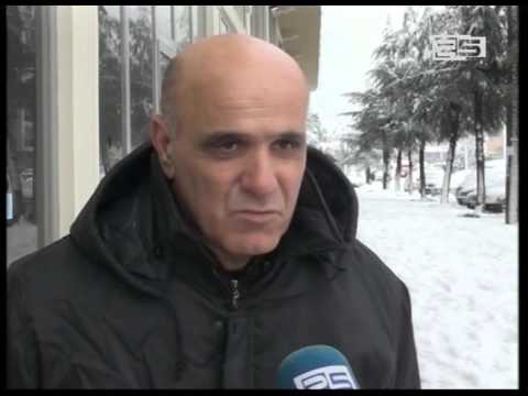 ბათუმის გამწვანების სამსახური ხეების თოვლისგან თავისუფლებს