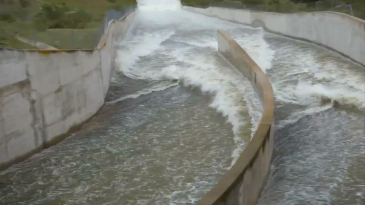 Presa de Villalba de los Barros. La presa rebosando .8-2-2026.MP4.