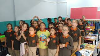 İngilizce şarkı: We are the children of the world