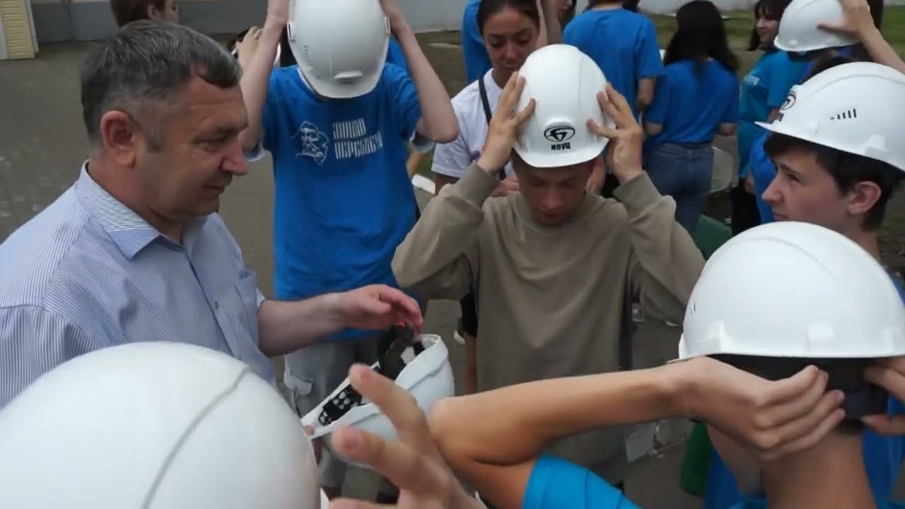 В Брянске полицейские и общественники организовали для подростков экскурсию на БАЗ