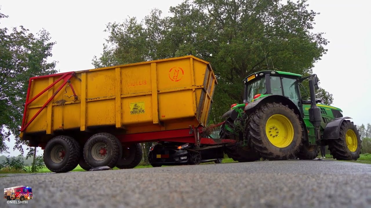 Automobiliste komt met auto onder kipper van trekker in Siegerswoude