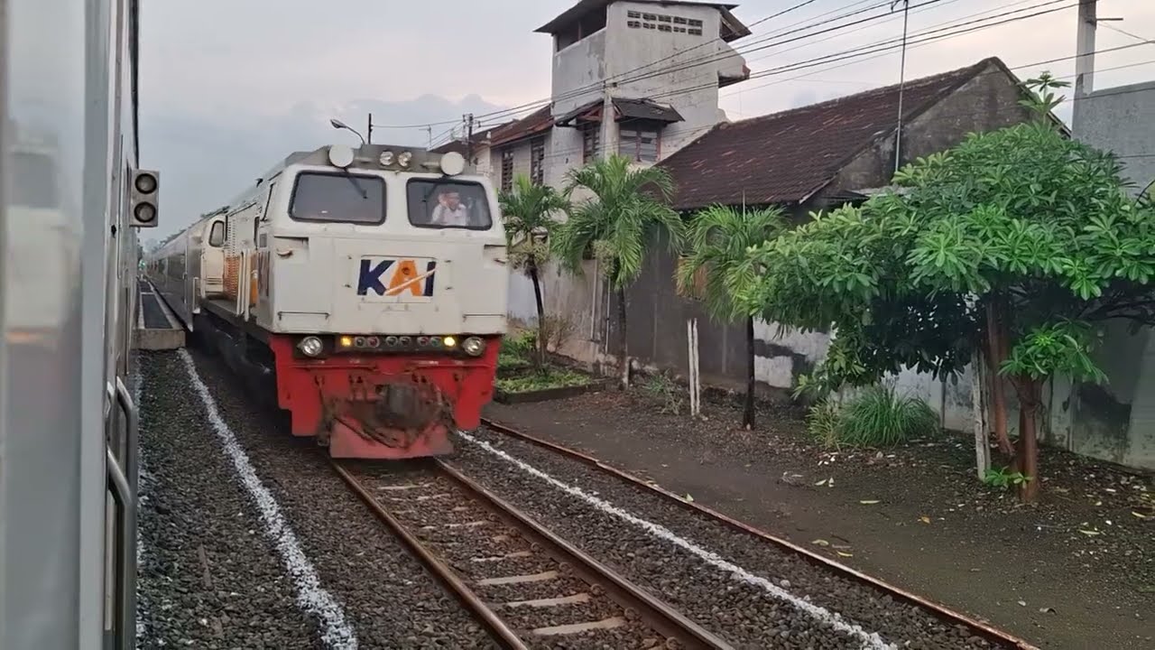 KA Gajayana Ngebut Melintas Stasiun Ngunut dengan Semboyan 35 Merdu