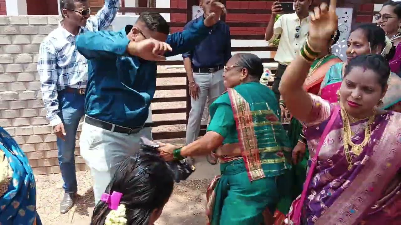 आजीने गावाच्या वरातीत धमाल उडवली 