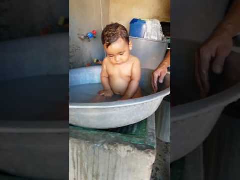 meu sobrinho tomando banho