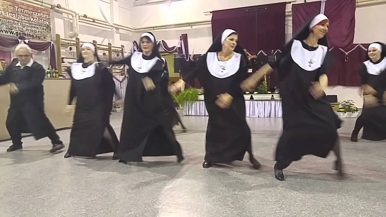 Tanárok tánca a kecskeméti Hunyadi iskolában, a 2016-os alapítványi bálon