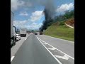 Veja vídeo- Caminhão carregado com colchões pega fogo na BR-101