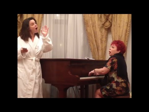 Наташа Королёва с мамой поют "Ой у гаю, при Дунаю"