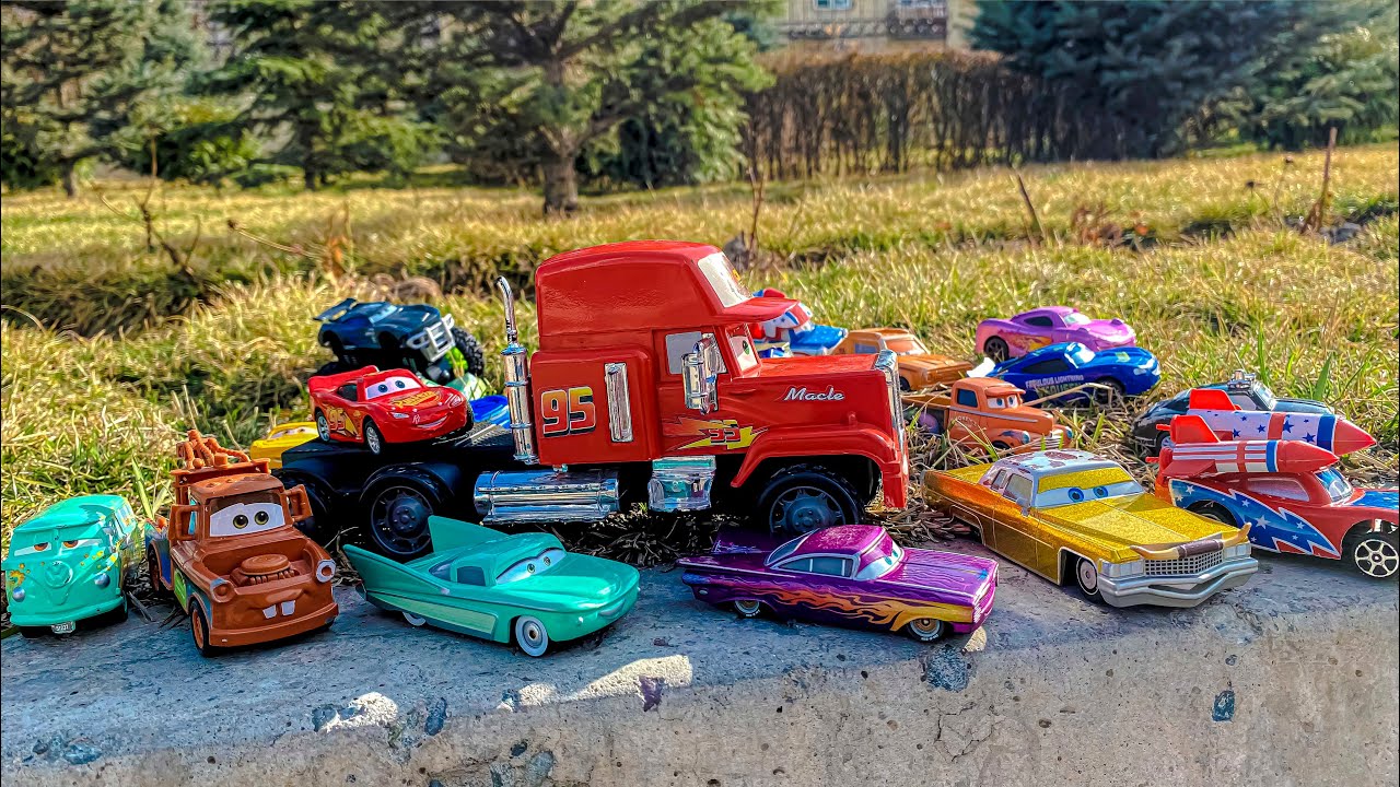 Looking for Disney Pixar cars in the Park lightningmcqueen mcqueen代購