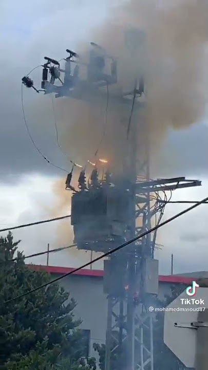 Tiang listrik terbakar