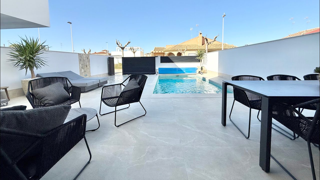 Obra nueva con piscina en venta en San Pedro del Pinatar. Se vende casa de 3 habitaciones