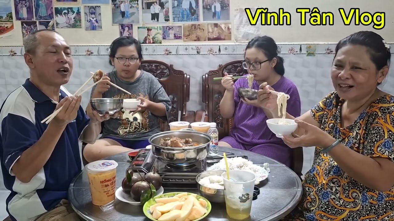 Bữa Cơm Gia Đình .Bắp Giò Heo Hầm Kim Chi .Xin Mời Ông Bà Cô Chú Cùng Ăn Với Gia Đình Mình .