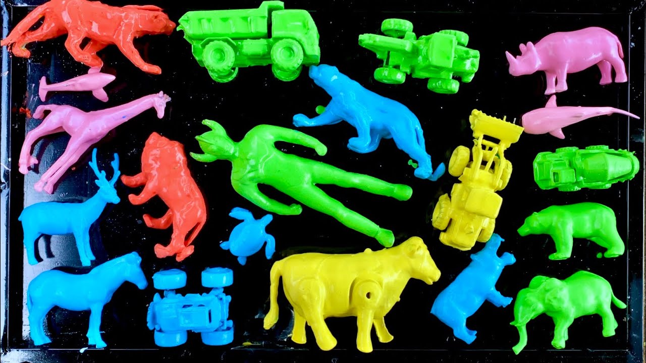 Membersihkan mainan mobil mobilan,sapi,kuda,gajah,Ultraman,e rusa,rusa,kura-kura,lumba-lumba