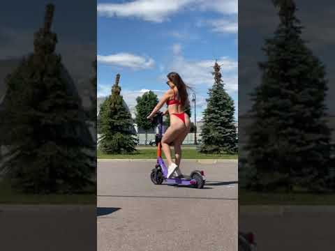 bikinili kız scooter a biniyor