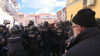 Policía carga contra senegaleses que les han lanzado sillas