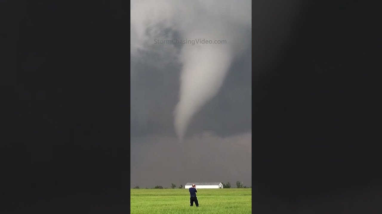 Man escapes Texas Tornado by foot!