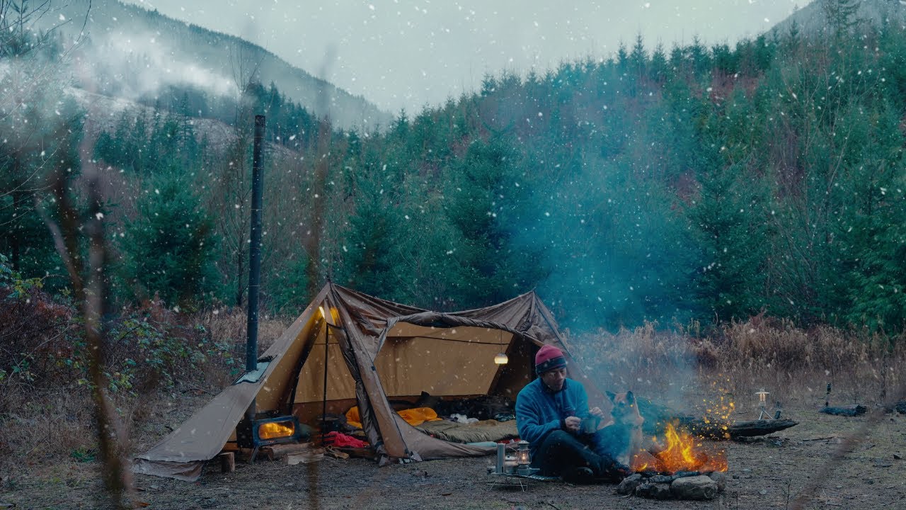 Кемпинг в холодную погоду с моей собакой под мокрым снегом и дождём–горячая палатка с дровяной печью