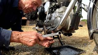 Royal Enfield Classic 500 UCE  Oil change time!