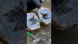 “This Rock Split Open to Reveal a Crystal Cave… 😱💎”