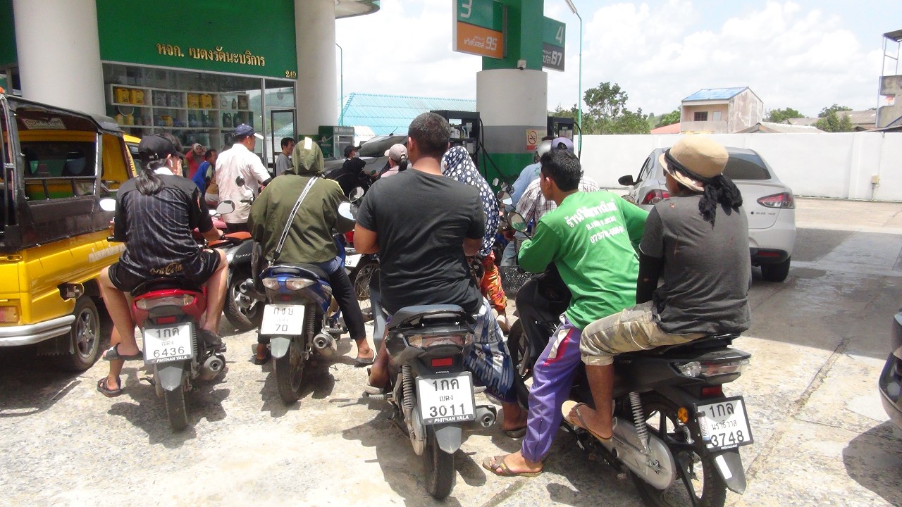 03 03 69 ยะลาชาวเบตงตื่นแห่เติมน้ำมันล้นปั๊มหลังเกิดสู้รบตะวันออกกลาง หวั่นขาดแคลนราคาพุ่งสูง