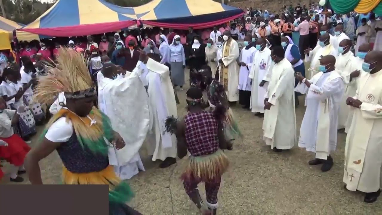 CATHOLIC SONGS AMEWEZA BEST THANKSGIVING DANCE - MC KITHEKA JOINS DANCE