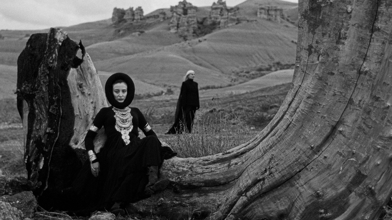 Melike Şahin - Sağ Salim (Official Music Video)