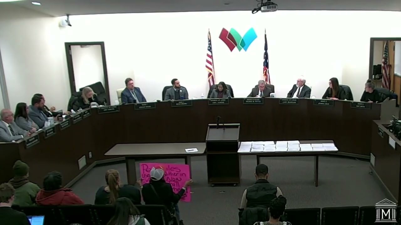 Заседание городского совета Уайтхолла по поводу отстранения члена совета Джеральда Диксона на фон...