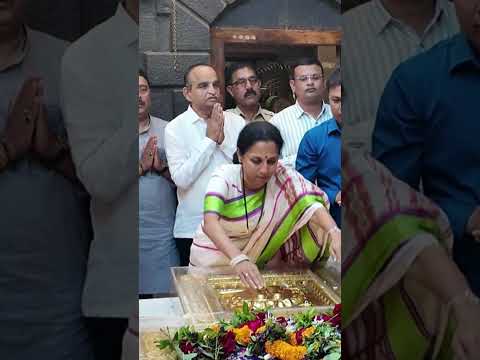 मा खासदार सुप्रिया सुळे यांनी घेतले श्री साईबाबांच्या समाधीचे दर्शन