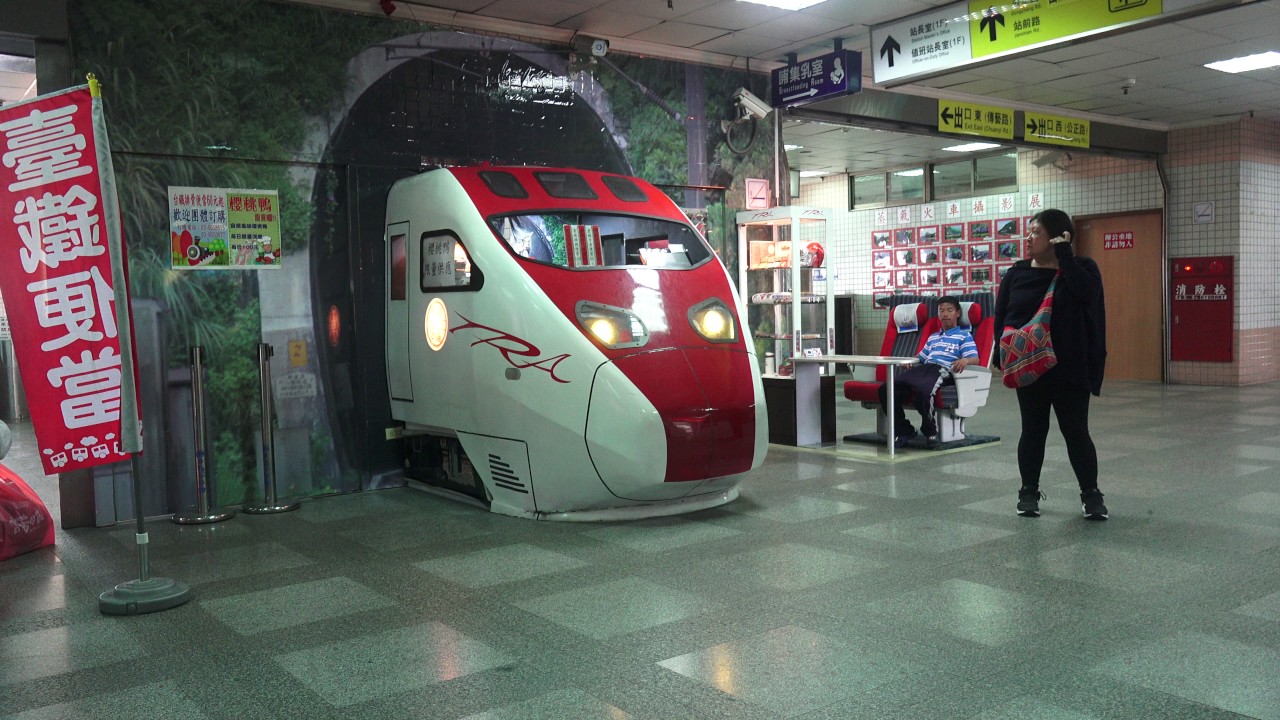台鐵羅東車站普悠瑪列車車頭造型台鐵便當本舖 Youtube