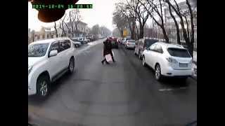 Алматы. Пешеходы ломятся под колеса 20141224 1620