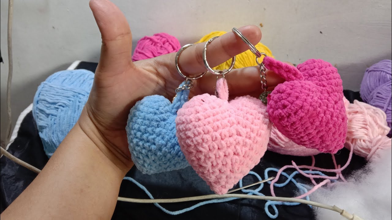 make crochet love keychain - YouTube