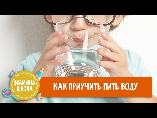 Ребенок пил воду из поильника с черной плесенью